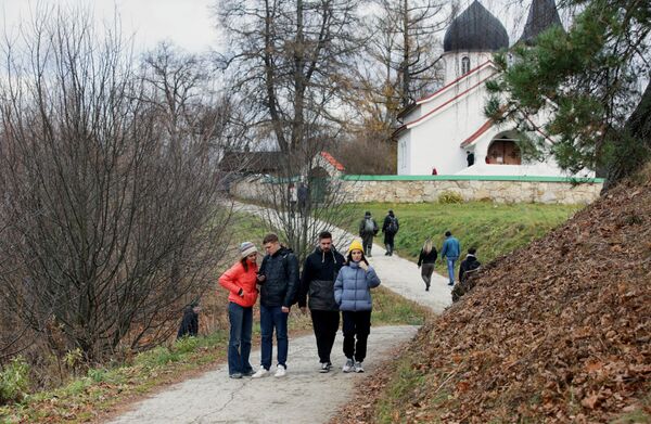 Netālu no baznīcas ir Kazaņas Dievmātes svētais avots, ko apmeklē svētceļnieki no visas Krievijas - Sputnik Latvija