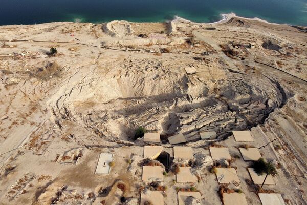 Pamestu kūrorta ciemu sabojājusi liela bedre.Kopš 1960. gada Nāves jūra zaudējusi trešo daļu savas platības. Pie krastiem redzami tūkstošiem bedru, lai arī pirms pusgadsimta vēl nebija nevienas - Sputnik Latvija
