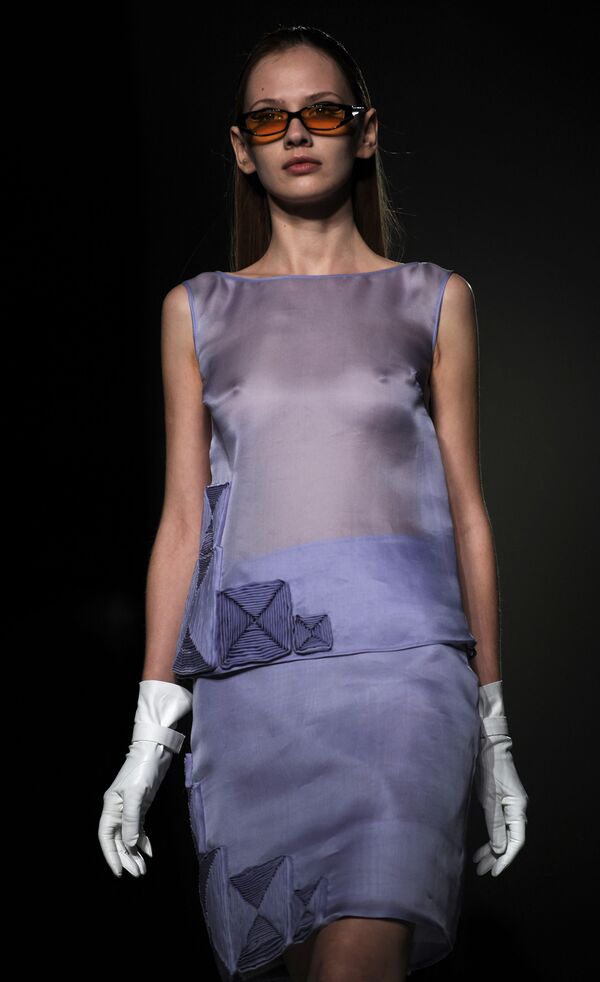 Модель демонстрирует платье модного дома Mila Schon в рамках показа женской коллекции весна-лето - 2009 в Милане.  - Sputnik Латвия