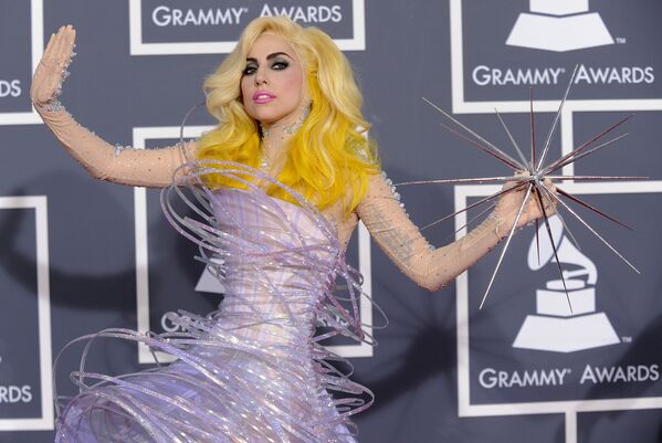 Леди Гага перед церемонией Grammy Awards 2010 года в Лос-Анджелесе. На артистке лавандовое платье в футуристическом стиле из новой коллекции Armani Privé. - Sputnik Латвия