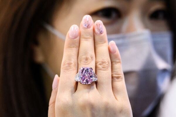 Женщина демонстрирует бриллиант &quot;Сакура&quot; в 15,81 карата. Гонконг, 2021 год. - Sputnik Латвия