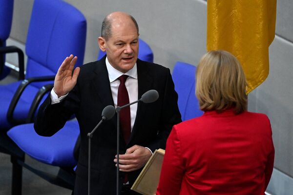 Vācijas kanclers Olafs Šolcs nodod zvērestu Bundestāga prezidentes Bērbelas Basas priekšā. - Sputnik Latvija