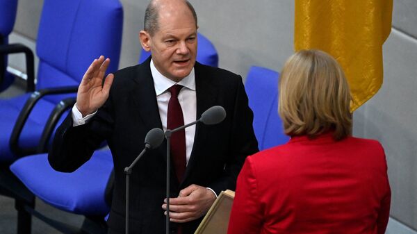 Канцлер Германии Олаф Шольц приносит присягу перед президентом Бундестага Бербель Бас - Sputnik Latvija