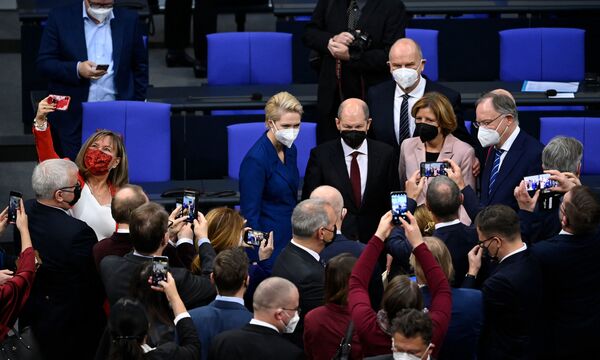 Vācijas jaunievēlētais kanclers Olafs Šolcs pozē ar citiem politiķiem Bundestāgā. - Sputnik Latvija