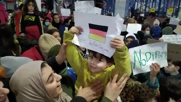 От клоунов до митинга: чем заняты дети мигрантов в кризисном центре – видео - Sputnik Латвия