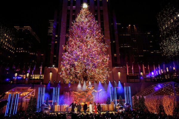 Люди наблюдают за 89-м зажжением рождественской елки Рокфеллер-центра в Нью-Йорке. - Sputnik Латвия