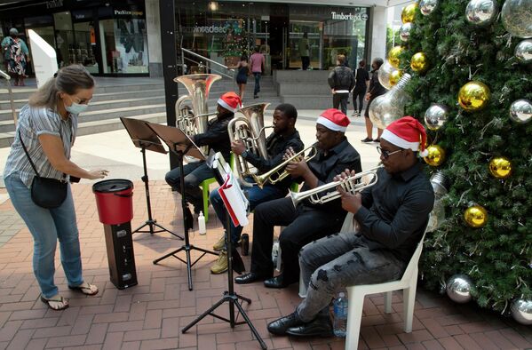 Группа играет рождественские гимны для покупателей в торговом центре в Йоханнесбурге (ЮАР). - Sputnik Латвия