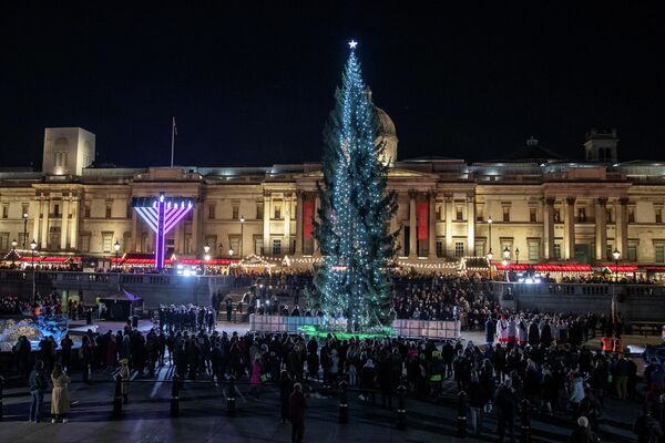 Общий вид во время церемонии зажжения рождественской елки на Трафальгарской площади в Лондоне, Великобритания. - Sputnik Латвия