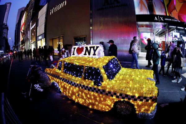 Копия такси, сделанная из рождественских огней в Нью-Йорке. - Sputnik Латвия