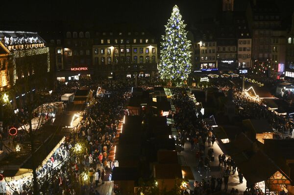 Рождественская елка на центральной площади Place Kleber в Страсбурге, Франция. - Sputnik Латвия
