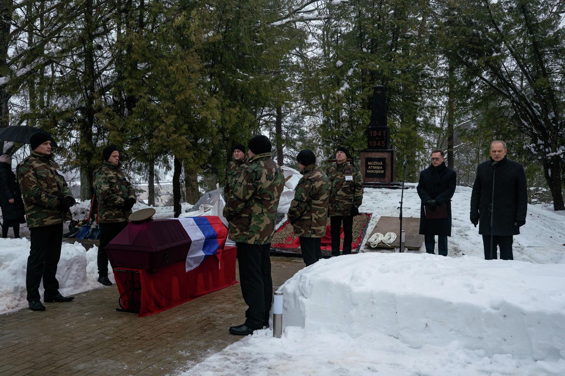 Прах гвардии генерал-майора Николая Петровича Якунина перезахоронили на советском Братском кладбище в Мадоне - Sputnik Латвия, 1920, 12.12.2021