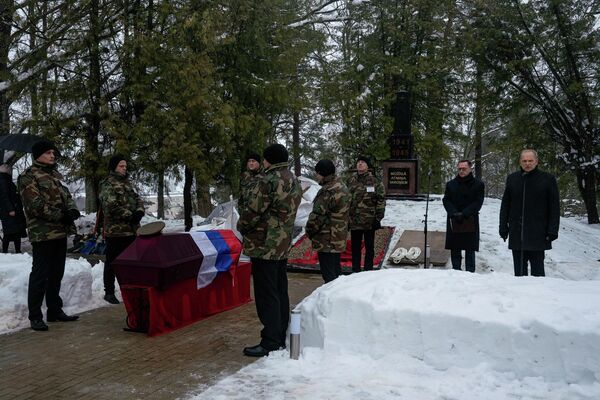 Изначально церемония перезахоронения останков генерал-майора Красной армии Николая Якунина была намечена на 30 сентября. - Sputnik Латвия