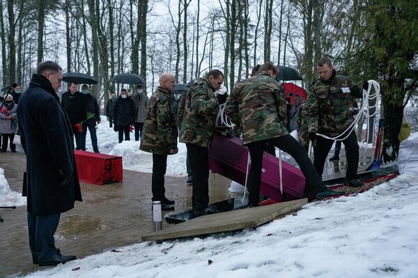 Церемония перезахоронения прошла в субботу, 11 декабря. Церемония перезахоронения прошла в субботу, 11 декабря. - Sputnik Латвия