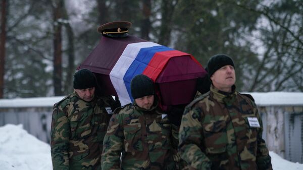 Прах гвардии генерал-майора Николая Петровича Якунина перезахоронили на советском Братском кладбище в Мадоне - Sputnik Латвия