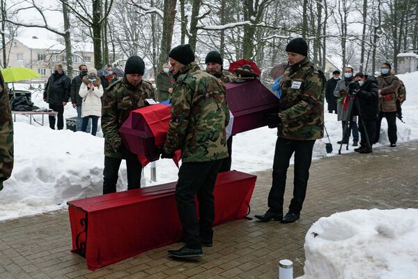 Прах гвардии генерал-майора Николая Петровича Якунина перезахоронили на советском Братском кладбище в Мадоне Прах гвардии генерал-майора Николая Петровича Якунина перезахоронили на советском Братском кладбище в Мадоне - Sputnik Латвия