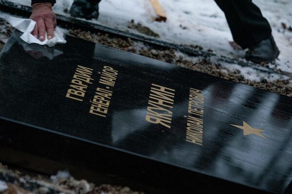 Памятная доска на могиле генерал-майора Николая Петровича Якунина - Sputnik Латвия