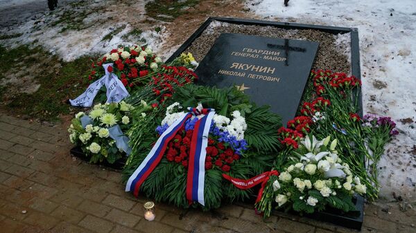 Прах гвардии генерал-майора Николая Петровича Якунина перезахоронили на советском Братском кладбище в Мадоне - Sputnik Латвия