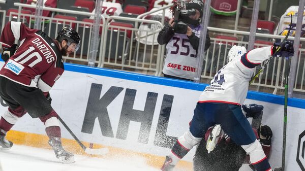 Игрок нижегородского Торпедо применяет силовой прием против нападающего рижского Динамо - Sputnik Латвия