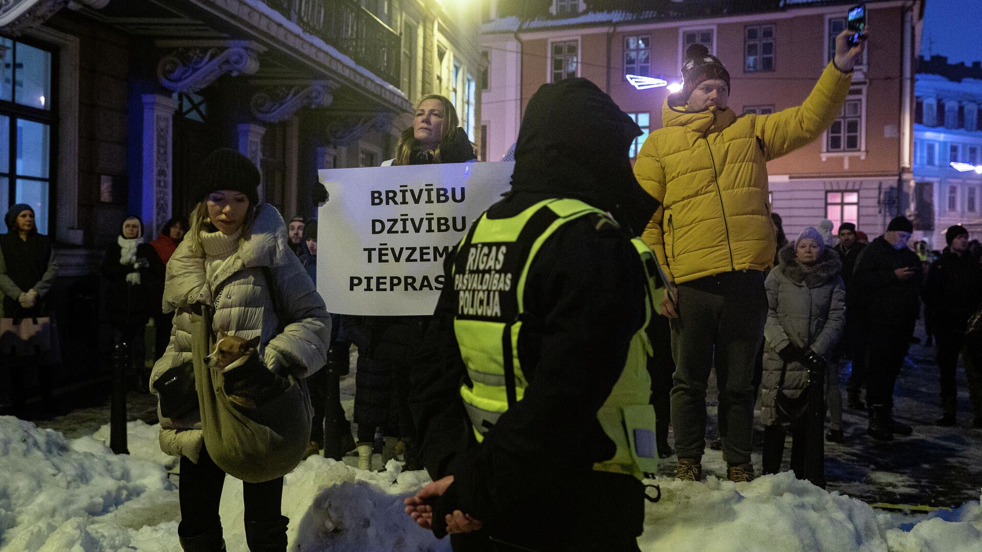 Участники акции протеста, организованной Алдисом Гобземсом, 13 декабря 2021 года  - Sputnik Латвия, 1920, 15.12.2021