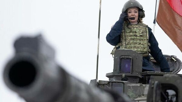 Глава МИД Великобритании Лиз Трасс прокатилась на танке в Эстонии - Sputnik Латвия