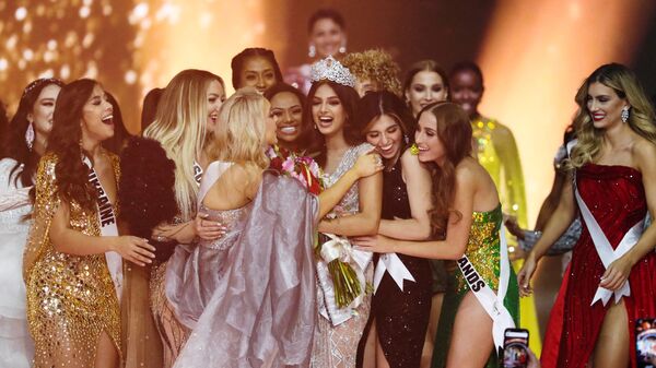 Мисс Индия Харнааз Сандху радуется победе в окружение других конкурсанток конкурса Мисс Вселенная-2021 - Sputnik Латвия