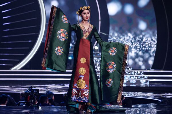 Представительница из Китая Ши Инь Ян во время презентации национального костюма 70-го конкурса красоты Мисс Вселенная в Эйлате. - Sputnik Латвия
