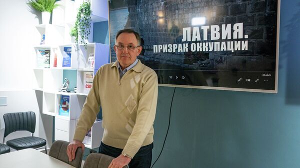Андрей Яковлев перед закрытым показом своего фильма Латвия. Призрак оккупации - Sputnik Латвия