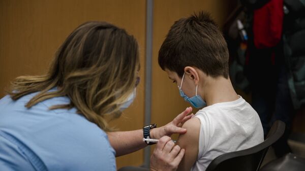Ребенок получает вакцину Pfizer-BioNTech Covid-19 для детей в Монреале, Квебе - Sputnik Latvija