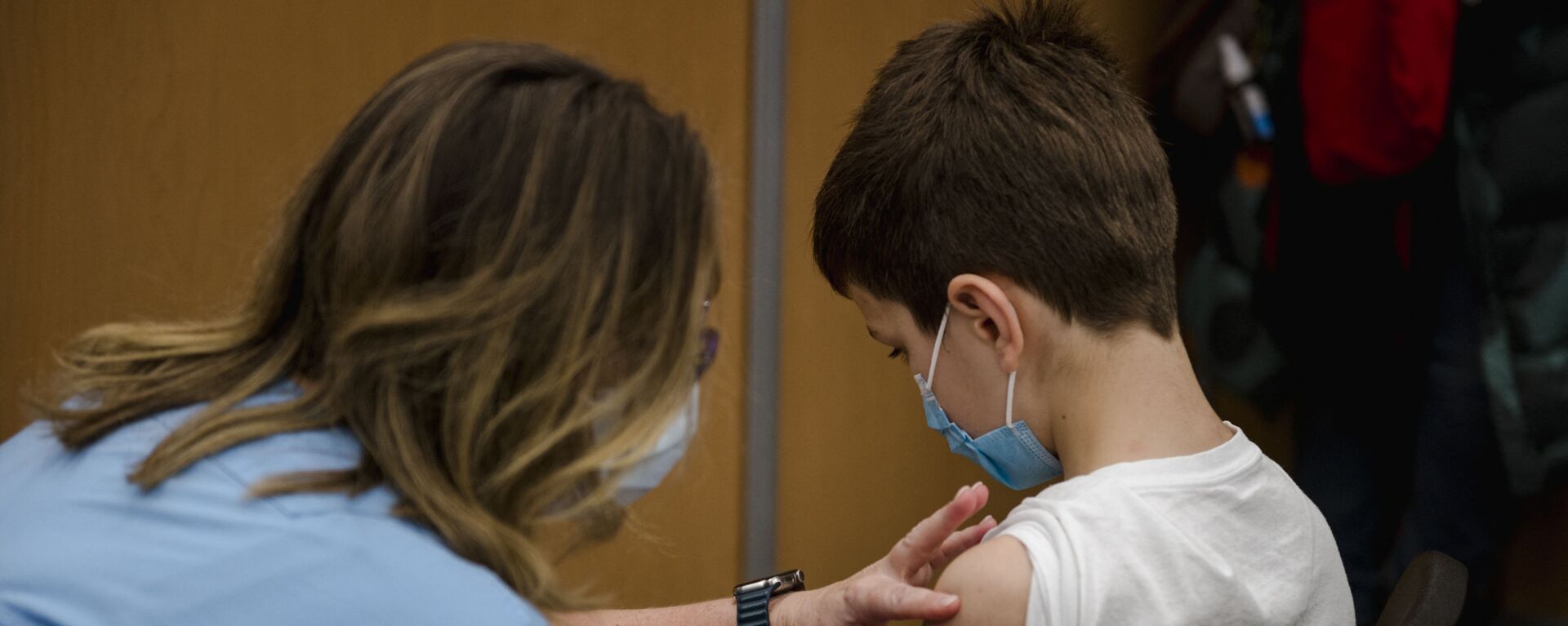 Ребенок получает вакцину Pfizer-BioNTech Covid-19 для детей в Монреале, Квебе - Sputnik Latvija, 1920, 16.12.2021
