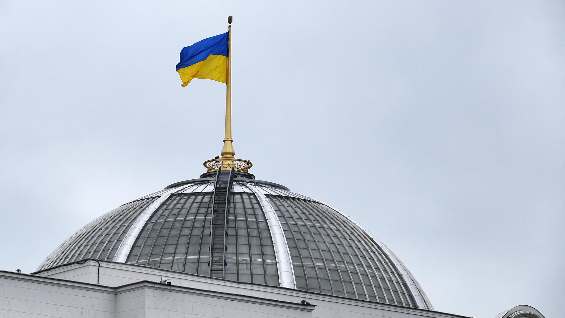Государственный флаг Украины на здании Верховной рады в Киеве - Sputnik Латвия, 1920, 16.12.2021