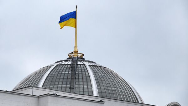 Ukrainas karogs uz Augstākās radas ēkas - Sputnik Latvija