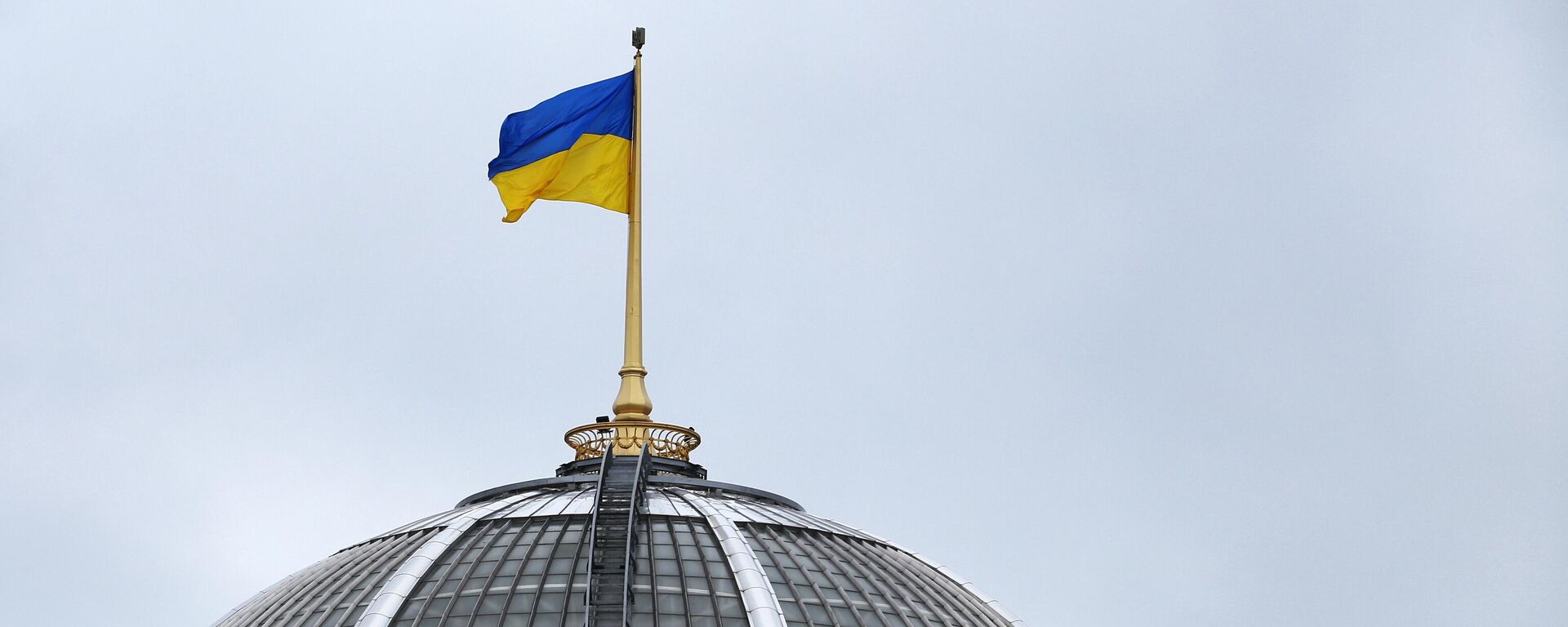 Государственный флаг Украины на здании Верховной рады в Киеве - Sputnik Латвия, 1920, 16.12.2021