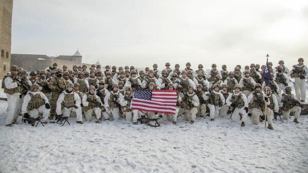 Военнослужащие США в Нарве на фоне российского Ивангорода - Sputnik Latvija