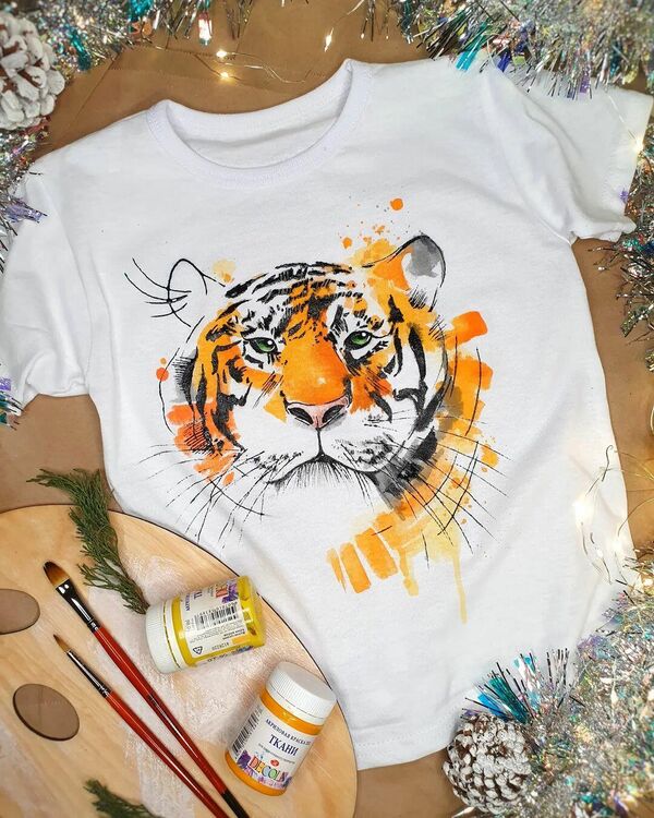 Майка с рисунком тигра может стать прекрасным подарком на Новый год. Особенная его ценность в том, что его можно сделать своими руками. - Sputnik Латвия