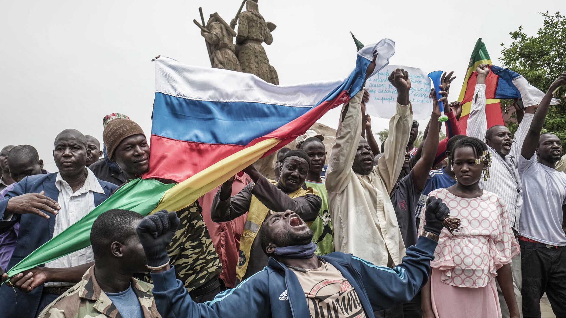 Протестующие размахивают национальными и российскими флагами в столице Мали на демонстрации против французского влияния, 27 мая 2021 года - Sputnik Латвия, 1920, 10.01.2022