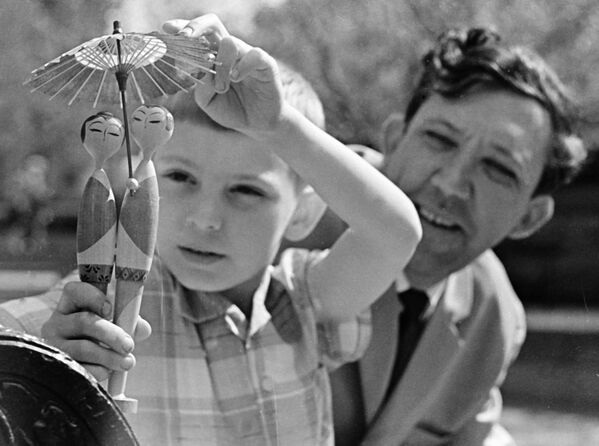 Юрий Никулин с сыном Максимом, 1964 год. В двадцать восемь лет Никулин познакомился с будущей супругой Татьяной Покровской, которая тогда также снималась в кино и работала артисткой цирка.Его сын Максим Юрьевич после смерти отца стал генеральным директором и художественным руководителем Московского цирка на Цветном бульваре. Юрий Никулин с сыном Максимом, 1964 год. В двадцать восемь лет Никулин познакомился с будущей супругой Татьяной Покровской, которая тогда также снималась в кино и работала артисткой цирка.Его сын Максим Юрьевич после смерти отца стал генеральным директором и художественным руководителем Московского цирка на Цветном бульваре. - Sputnik Латвия