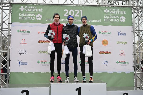 На фото: призеры забега на дистанцию шесть километров Айварас Чеканавичюс (первое место), Лукас Будавичюс (второе место), Римвидас Алминас (третье место). - Sputnik Латвия