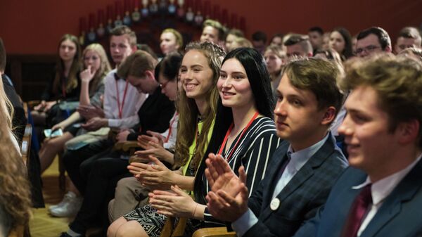 Молодые люди в зале - Sputnik Латвия