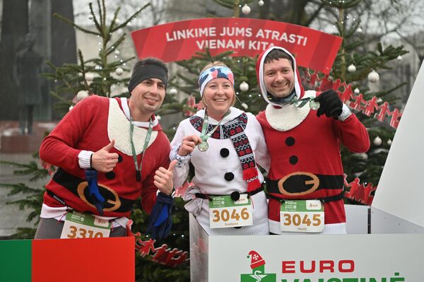 Ziemassvētku skrējiena skrējienā piedalījušies Santa Klausi, Sniegbaltītes, Sniegavīri, Ziemassvētku elfi... - Sputnik Latvija