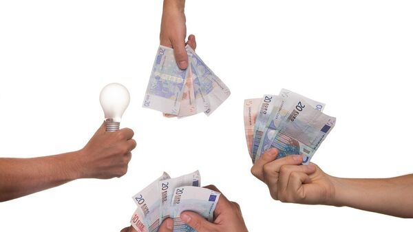Лампа накаливания и банкноты евро  - Sputnik Latvija