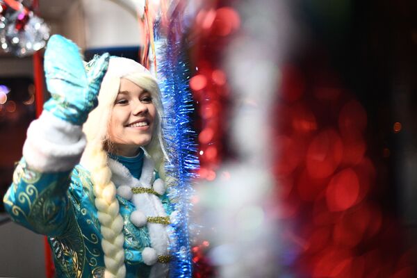 Снегурочка в салоне новогоднего трамвая, украшенного яркими светодиодными огнями, в Москве. - Sputnik Латвия