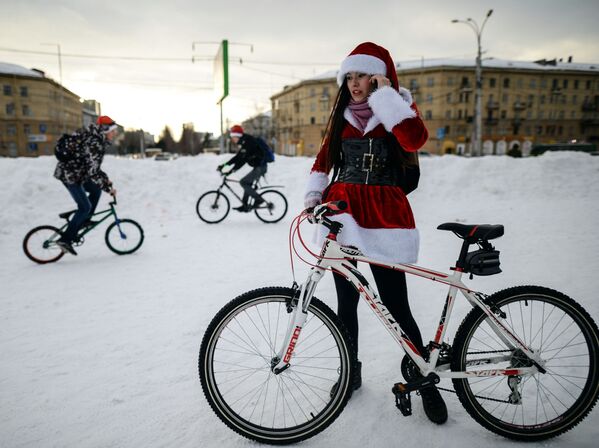 Участники велопробега Дедов Морозов во время финиша на площади Пименова в Новосибирске - Sputnik Латвия