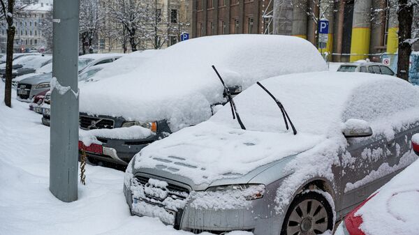 Машины на парковке после снегопада - Sputnik Латвия