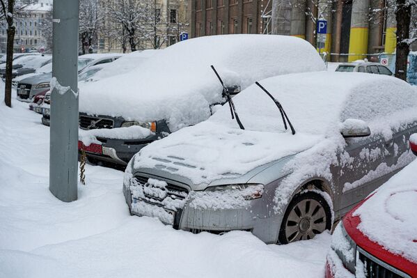 Машины на парковке после снегопада. - Sputnik Латвия