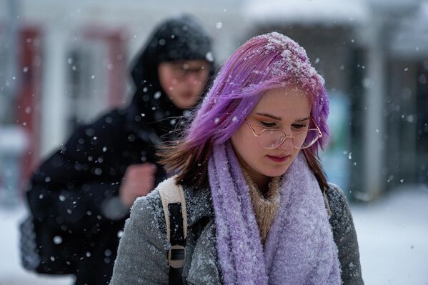 Девушка во время снегопада в Риге. - Sputnik Латвия