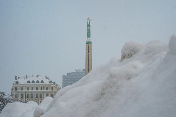 Памятник Свободы в Риге во время снегопада. - Sputnik Латвия