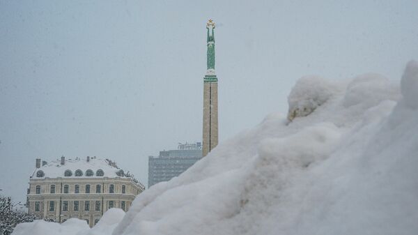 Памятник Свободы в Риге во время снегопада - Sputnik Латвия