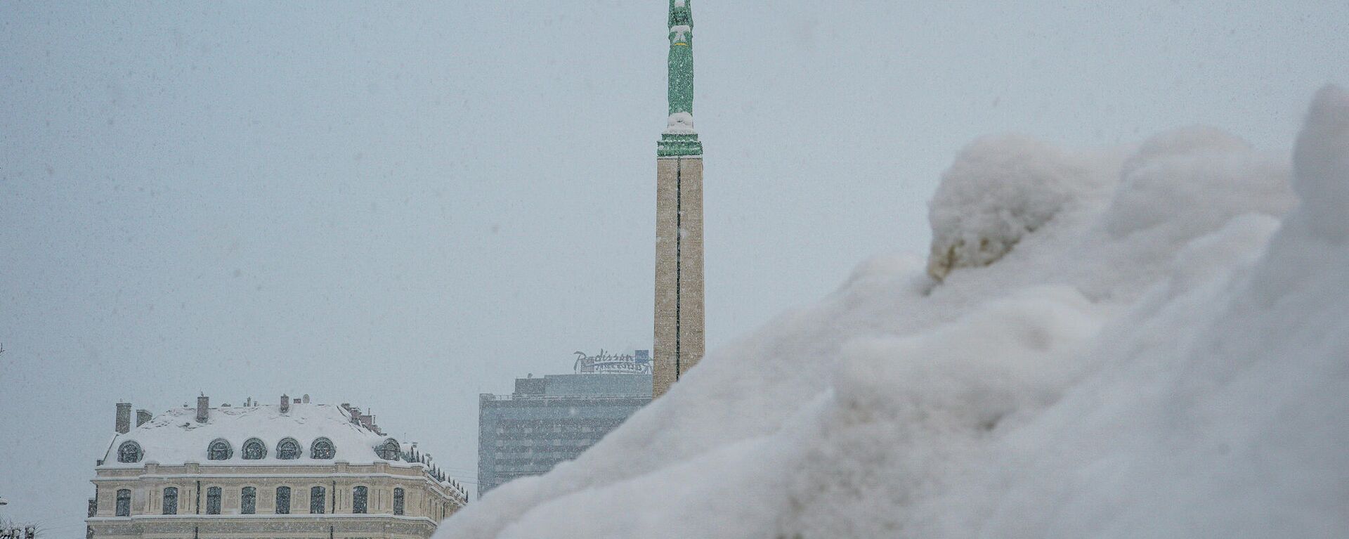 Памятник Свободы в Риге во время снегопада - Sputnik Латвия, 1920, 22.12.2021