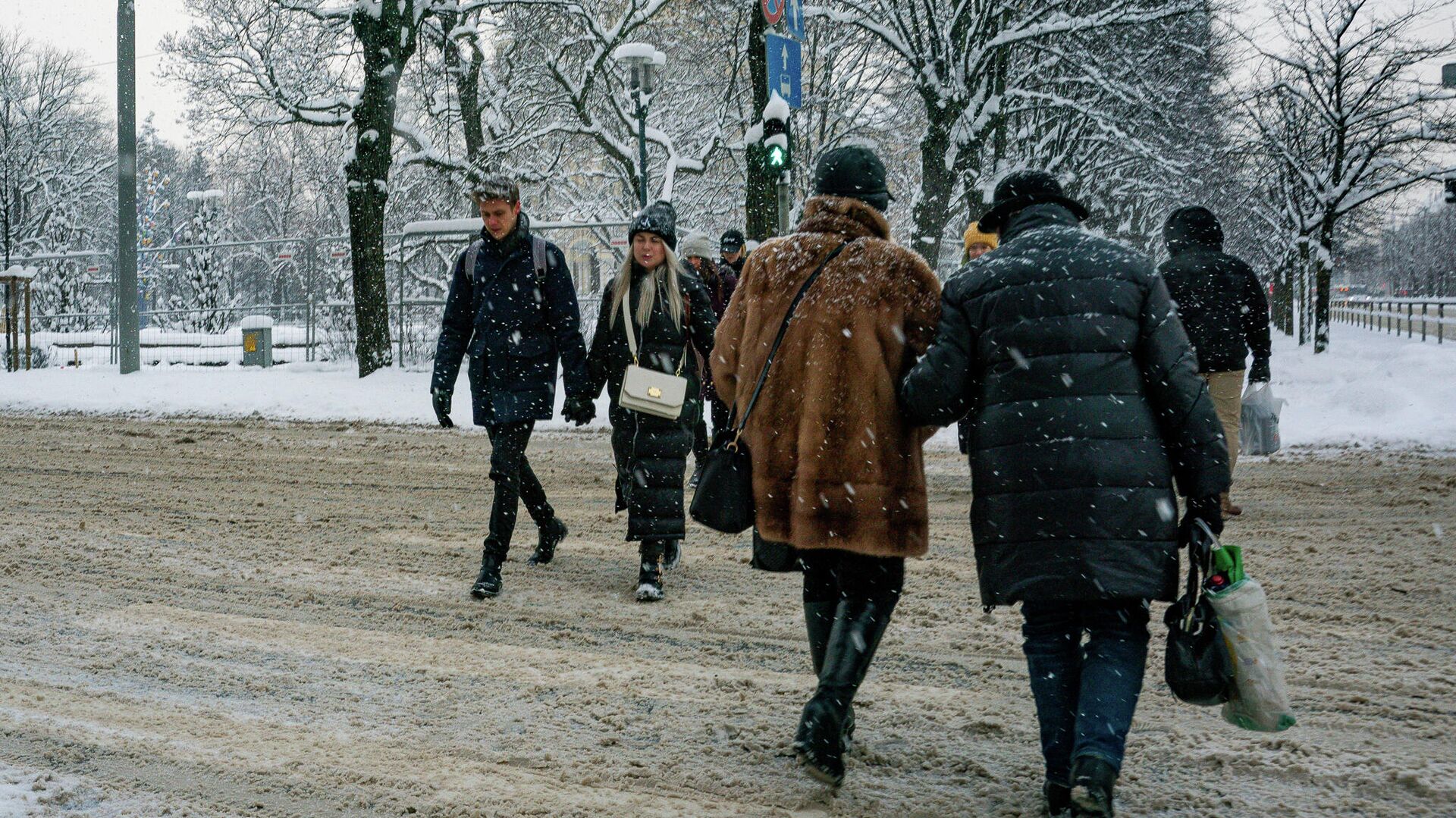 Люди на улице во время снегопада - Sputnik Латвия, 1920, 11.01.2022