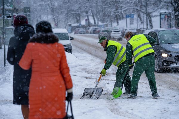 Коммунальные службы убирают снег в Риге. - Sputnik Латвия